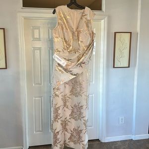 Kay Unger Champagne Donna Column Gown